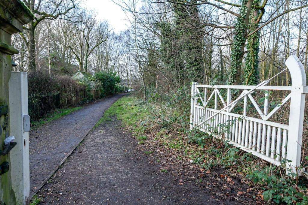 Pillo Rooms - Spacious Cosy 2 Bedroom House By Bridgewater Canal Manchester Exterior photo