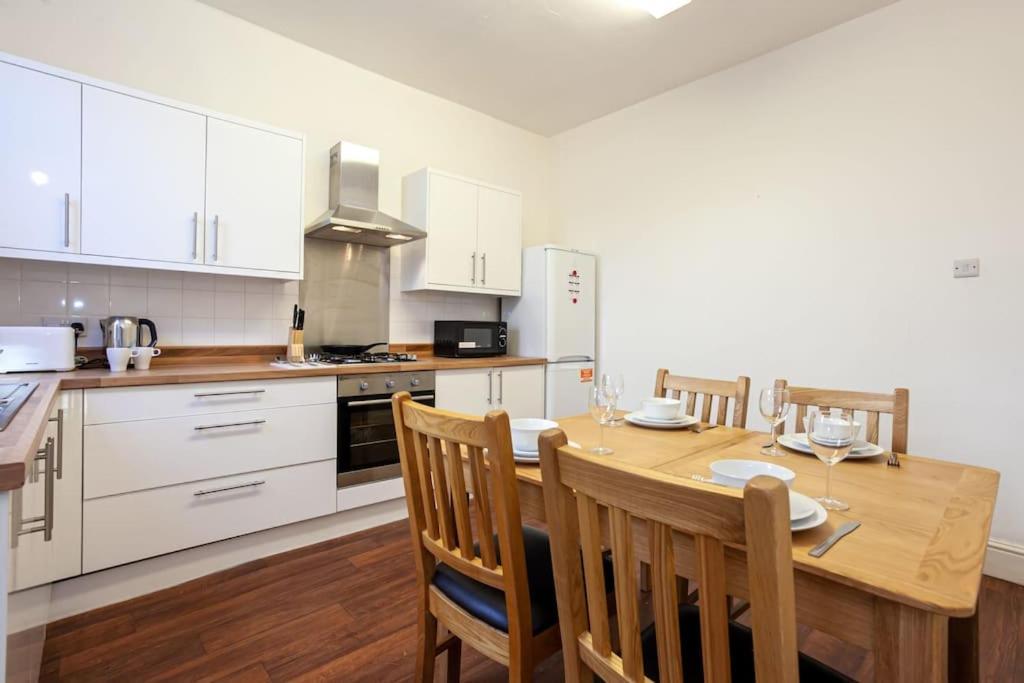 Pillo Rooms - Spacious Cosy 2 Bedroom House By Bridgewater Canal Manchester Exterior photo