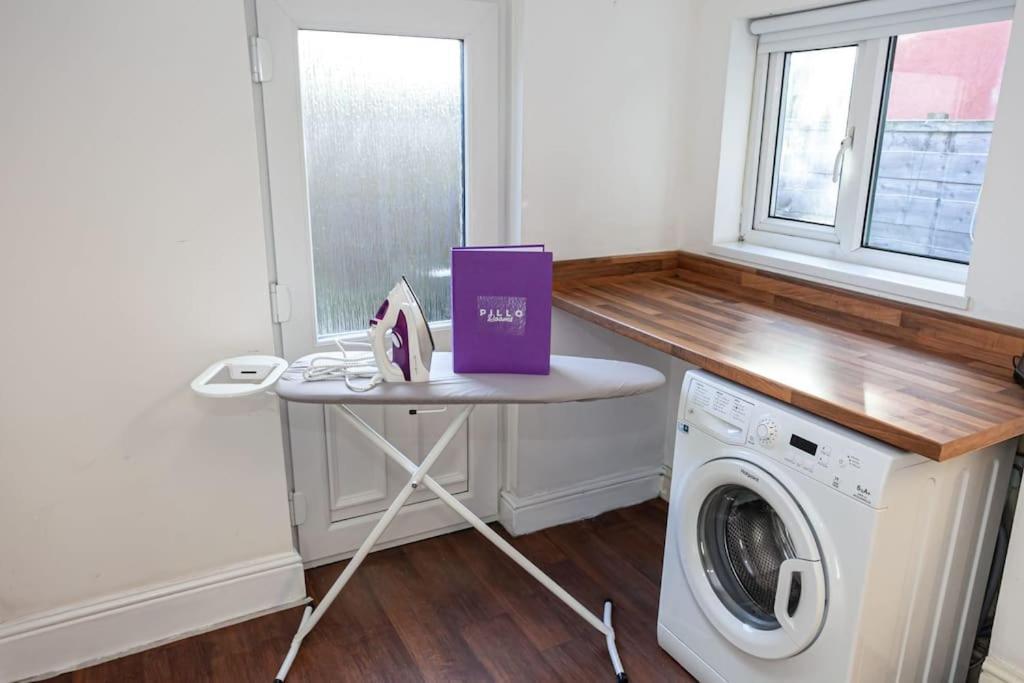 Pillo Rooms - Spacious Cosy 2 Bedroom House By Bridgewater Canal Manchester Exterior photo