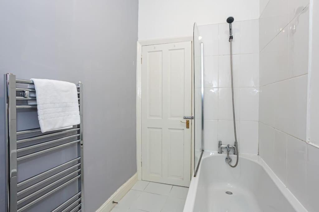 Pillo Rooms - Spacious Cosy 2 Bedroom House By Bridgewater Canal Manchester Exterior photo